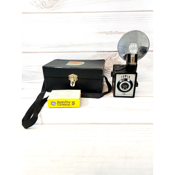 Vintage 1950s Tower 120 B2 Film Camera Flash Kit W/ Bulbs - Picture 1 of 16